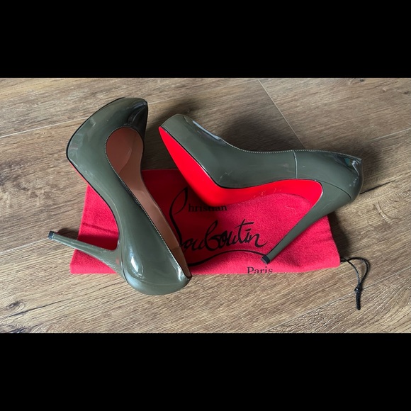 CHRISTIAN LOUBOUTIN-AUTHENTIC, Brand New Green Patent Leather Pumps - Picture 1 of 13